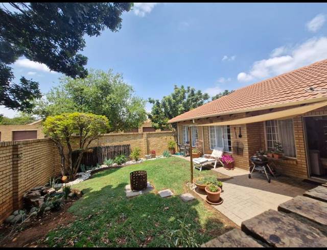 2 BEDROOM TOWNHOUSE FOR SALE IN SINOVILLE